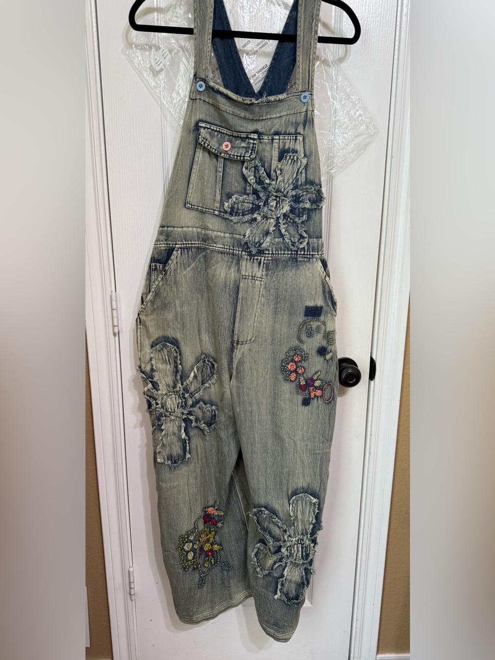 H282 NWT Blue Velvet XL w20-24 Washed Light Blue Floral-Appliqué Denim Overalls